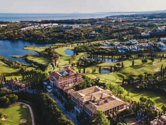 Campo de golf con urbanización residencial premium alrededor, vistas abiertas y casas junto a green — CasaTovar.